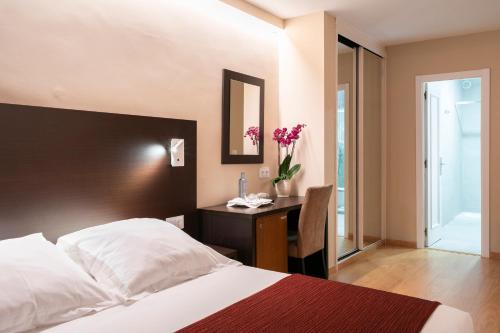 1 queen bed, 2 twin beds