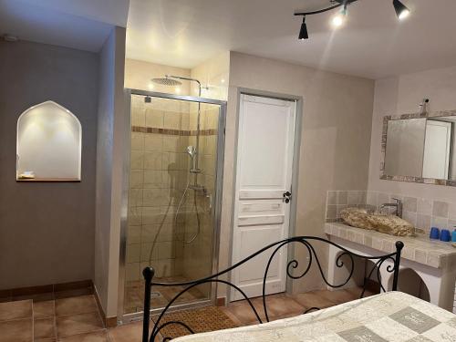 Logement indépendant Au Bonheur cuisine piscine clim proche centre village #dentelles Montmirrail (Chambre independante avec cuisine piscine clim au bonheur proche centre village #dentelles Montmirra) in Beaumes De Venise