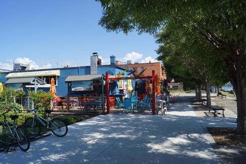 مطعم, Pelican guest house. Village style living. Spend vacation time in Eco place! in Fort Erie