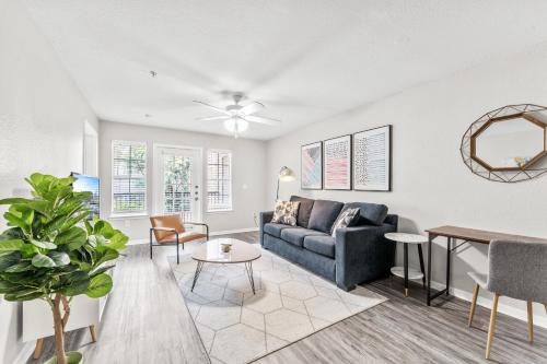 Spacious 2BR King Suites w Pool, Gym, Laundry - Close to Downtown, Austin