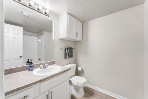 Spacious 2BR King Suites w Pool, Gym, Laundry - Close to Downtown in Austin, USA