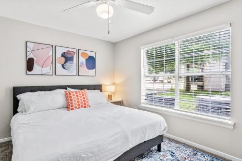 Spacious 2BR King Suites w Pool, Gym, Laundry - Close to Downtown, Blanco