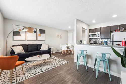 Economy King Bed Suites w Pool, Next to Downtown in Austin, USA