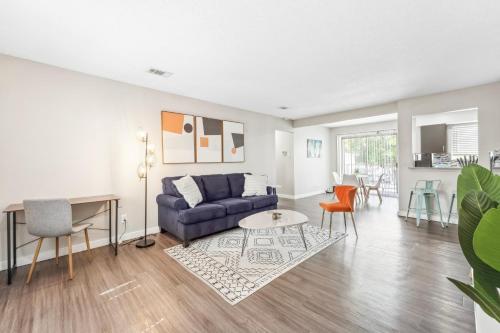 Economy King Bed Suites w Pool, Next to Downtown in Austin, USA