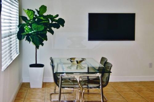 Tranquil 2 bed 1 bath at Beach, Glimpse of the Ocean detail