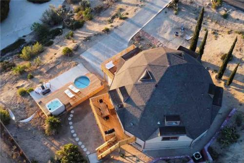 The Jungle Dome Hilltop Hot Tub, 360 Views in Yucca Valley, USA