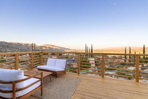 The Jungle Dome Hilltop Hot Tub, 360 Views in Yucca Valley, USA