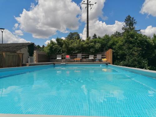 Maison et piscine en bordure de Rivière avec Parc gîte à louer La Chaise
