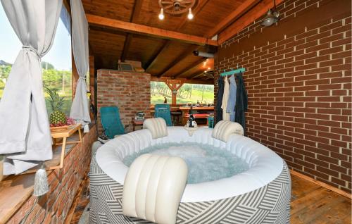 Viesnīcas āriene, Pet Friendly Home In Sveti Urban With Sauna in Robadje