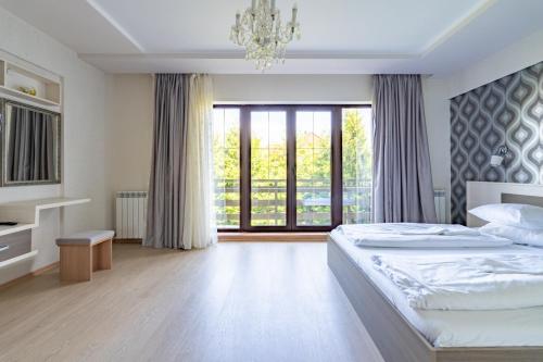 1 queen bed, 1 twin bed