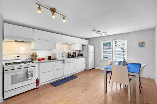 Luxury Downtown Retreat - Prime Spot - Sleeps 6 in Royal Oak, USA