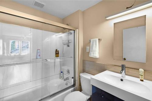 Luxury Downtown Retreat - Prime Spot - Sleeps 6 in Royal Oak, USA