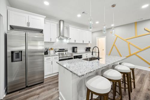 Centrally Located Home in Atlanta-10 Mins from GA Aquarium, Mercedes Benz Stadium, & Much More in Knight Park-Howell Station