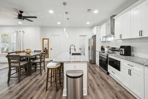 Kitchen, Centrally Located Home in Atlanta-10 Mins from GA Aquarium, Mercedes Benz Stadium, & Much More in Knight Park-Howell Station