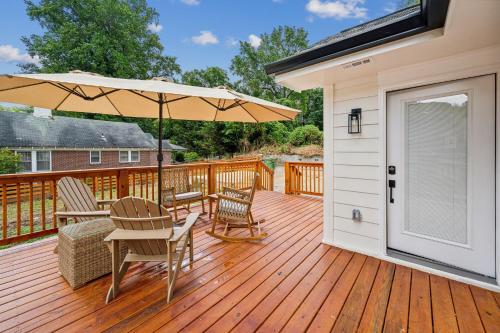 Facilities, Centrally Located Home in Atlanta-10 Mins from GA Aquarium, Mercedes Benz Stadium, & Much More in Knight Park-Howell Station
