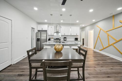 Facilities, Centrally Located Home in Atlanta-10 Mins from GA Aquarium, Mercedes Benz Stadium, & Much More in Knight Park-Howell Station