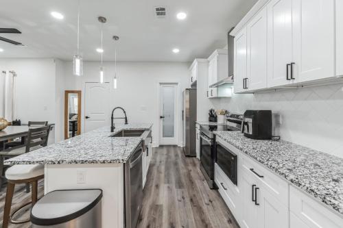 Centrally Located Home in Atlanta-10 Mins from GA Aquarium, Mercedes Benz Stadium, & Much More in Knight Park-Howell Station