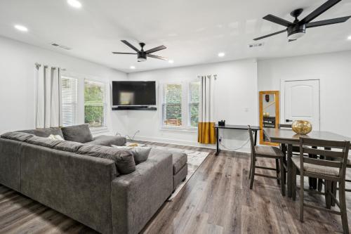 Facilities, Centrally Located Home in Atlanta-10 Mins from GA Aquarium, Mercedes Benz Stadium, & Much More in Knight Park-Howell Station