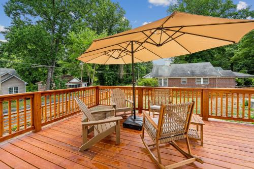 Facilities, Centrally Located Home in Atlanta-10 Mins from GA Aquarium, Mercedes Benz Stadium, & Much More in Knight Park-Howell Station