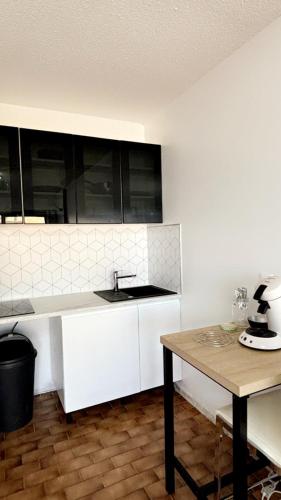 Kitchen, Loft en plein centre, Vue port near La Cabane du Cap