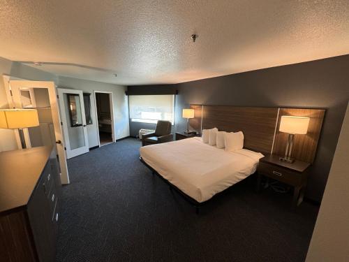 King Room - Non-Smoking image 7