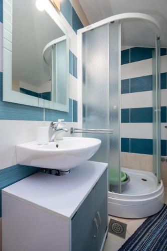 Two-Bedroom Apartment with Terrace image 5
