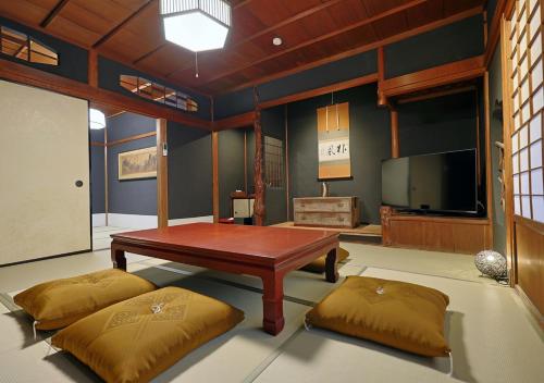 room detail thumbnail 1