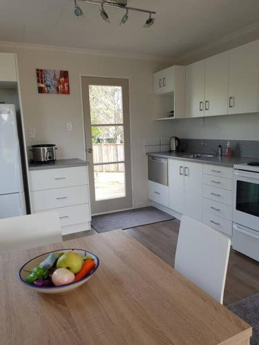 Relaxed Beach Retreat, mod family friendly bach in ฟ็อกซ์ตัน บีช