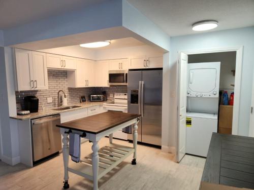 Resort style property with Pool, Tennis and Private beach access, Cocoa Beach