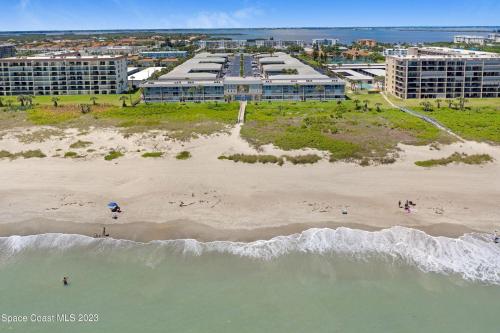 Resort style property with Pool, Tennis and Private beach access in Cocoa Beach, USA