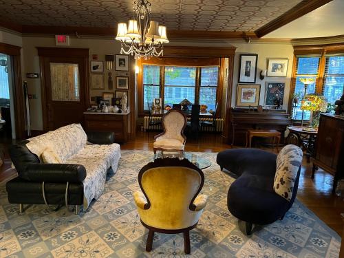 Munroe Inn Boutique Hotel - image 11