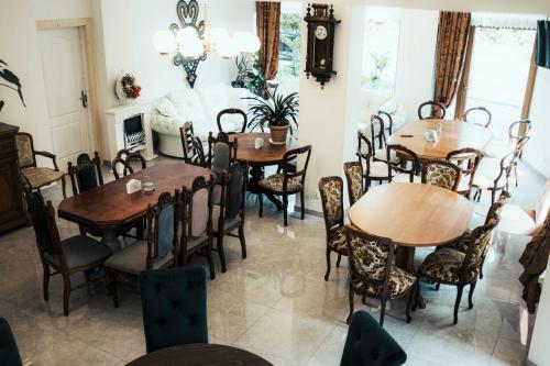 2 bedrooms, 6 beds