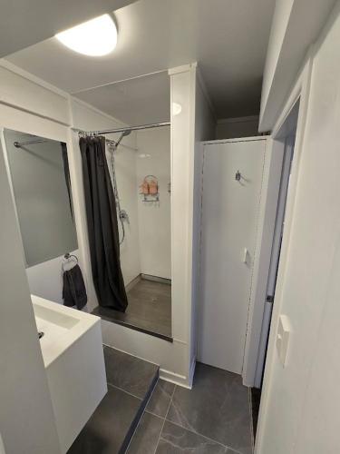 ฝักบัว, Abode for Two and a Few Paws in มิรามาร์