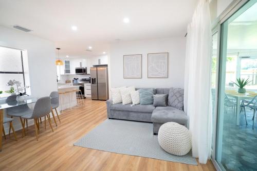 Tranquil Fully Renoveted Home St Pete Dt&beachs in St Petersburg, USA