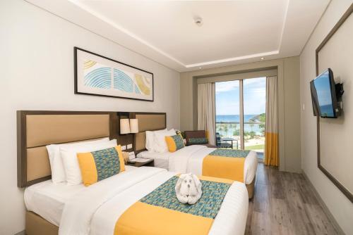 Deluxe Twin Room with Sea View image 5