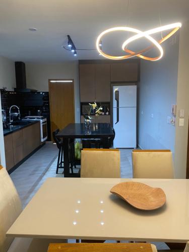 Apartamento lindo a 03 minutos da praia Enseada in เอนเซียดา