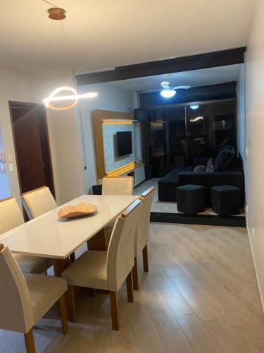 Apartamento lindo a 03 minutos da praia Enseada in เอนเซียดา