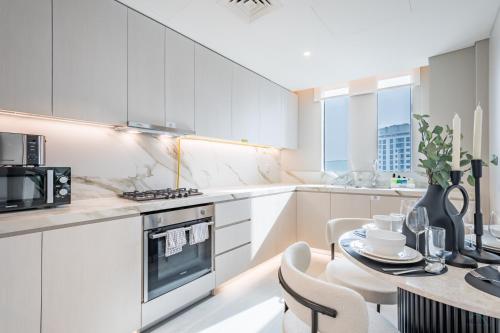 Waterfront Living 2BR Apartment in Marina Star, Dubai Marina by Deluxe Holiday Homes, Дубай (фото 4)