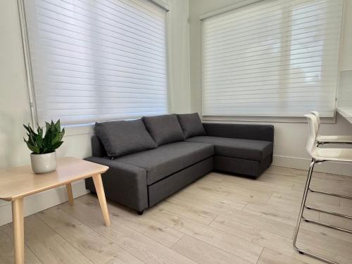 Brand New Modern Laneway House - image 2