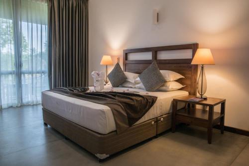 Deluxe Double Room with Balcony image 4