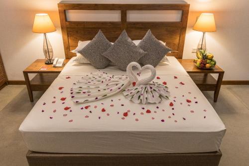 Deluxe Double Room with Balcony image 7