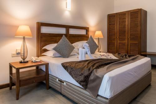 Deluxe Double Room with Balcony image 8
