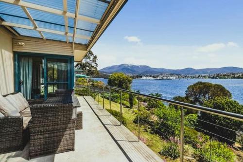 The Bay Waterfront home 10 min to CBD Sleeps 9