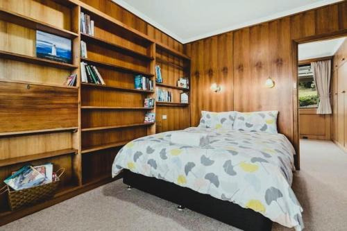 The Bay Waterfront home 10 min to CBD Sleeps 9