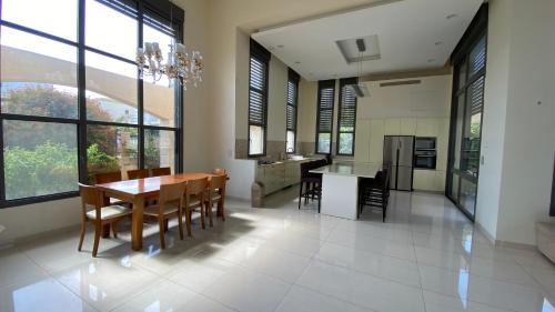 וילה בקיסריה עם גקוזי גדול in Caesarea