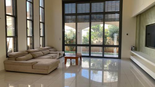 וילה בקיסריה עם גקוזי גדול in Caesarea