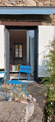 Chambre et terrasse dans une ancienne bergerie in Saint-Étienne-d'Albagnan