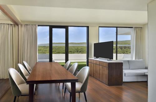 صالة مشتركة/ منطقة التلفزيون, Courtyard by Marriott Mahabaleshwar in Gureghar