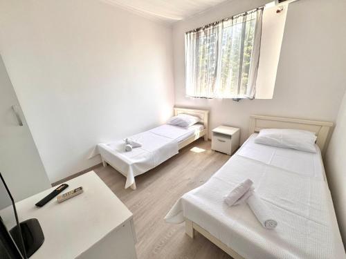 2 twin beds