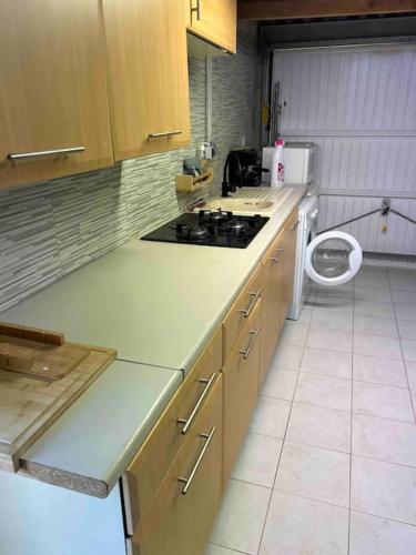 Jolie maison provencale au volets bleu in Saint-Mitre